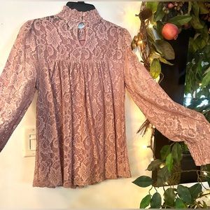 👚Beautiful dusty rose Lacey (and lined) blouse